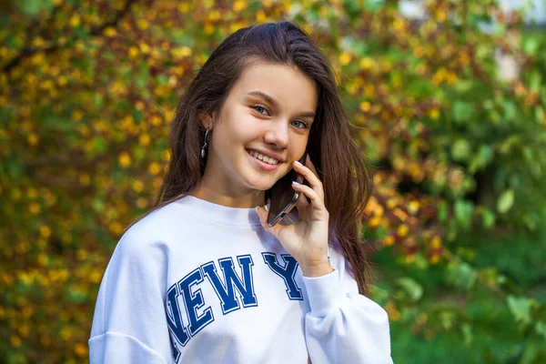 Portret Młodej Pięknej Brunetki Jesienny Park Świeżym Powietrzu — Zdjęcie stockowe