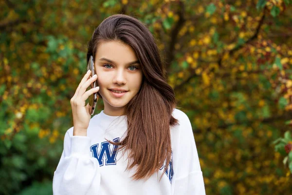 Retrato Uma Jovem Linda Menina Morena Parque Outono Livre — Fotografia de Stock