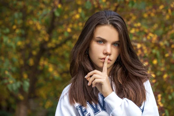 Portret Młodej Pięknej Brunetki Jesienny Park Świeżym Powietrzu — Zdjęcie stockowe