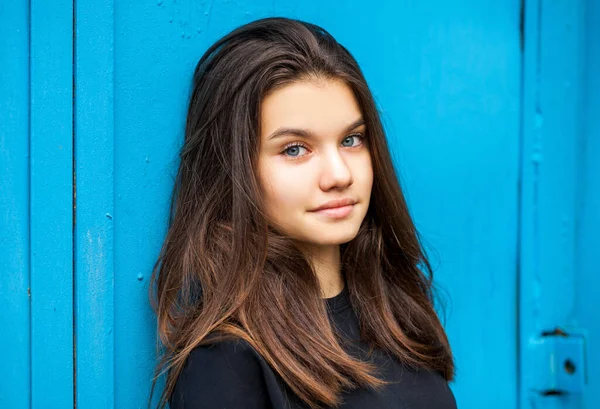 Retrato Uma Jovem Adolescente Fundo Parede Azul Imagens De Bancos De Imagens Sem Royalties