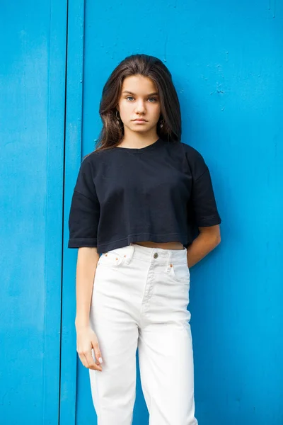 Retrato Una Joven Adolescente Sobre Fondo Pared Azul Fotos de stock