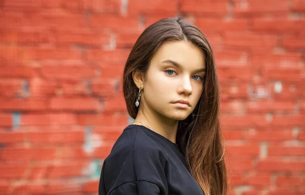 Retrato Uma Jovem Adolescente Fundo Parede Tijolo Vermelho Imagens De Bancos De Imagens