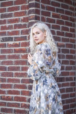 Yaz parkında genç ve güzel sarışın bir kadının portresi.