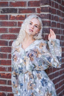 Açık havada yaz mevsiminde genç, sarışın bir kadının portresi.