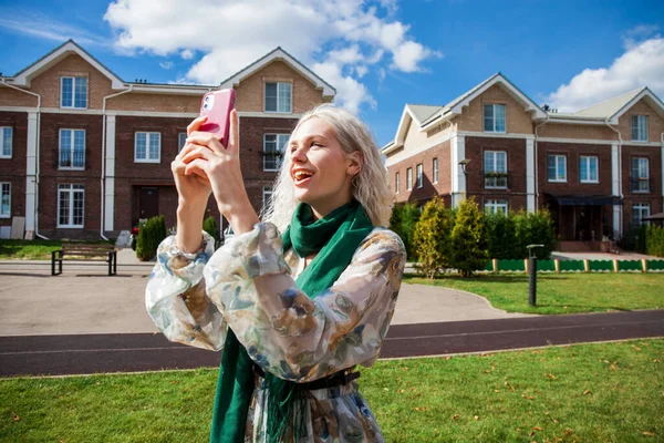 閉じる上のポートレートの若いですブロンド女性で白いドレス — ストック写真