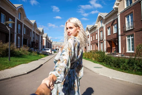 Följ Mig Glad Ung Blond Kvinna Vita Blommor Klänning — Stockfoto