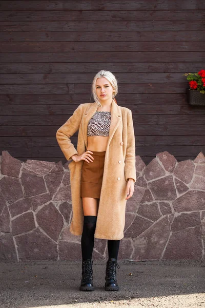 Retrato Una Joven Rubia Posando Sobre Fondo Pared Madera — Foto de Stock