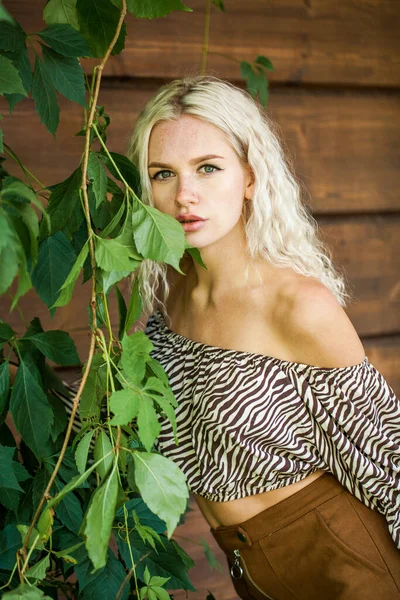 Retrato Una Joven Rubia Posando Sobre Fondo Pared Madera — Foto de Stock