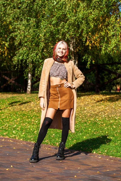 Giovane Ragazza Bionda Elegante Cappotto Beige Passeggiate Nel Parco Autunnale — Foto Stock