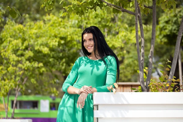 Bella giovane donna in abito lungo verde — Foto Stock