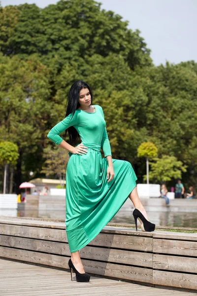 Piękna młoda kobieta w zielonej sukni długiej — Zdjęcie stockowe