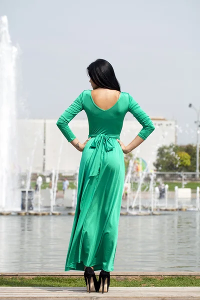 Hermosa joven con vestido largo verde — Stockfoto
