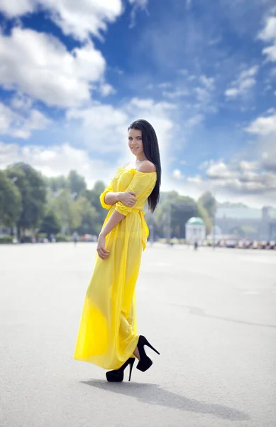 Belle jeune femme en robe jaune — Photo