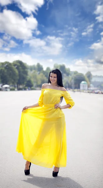 Красивая девушка в желтом платье — стоковое фото