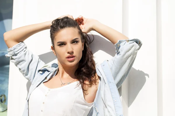 Mujer joven contra pared blanca —  Fotos de Stock