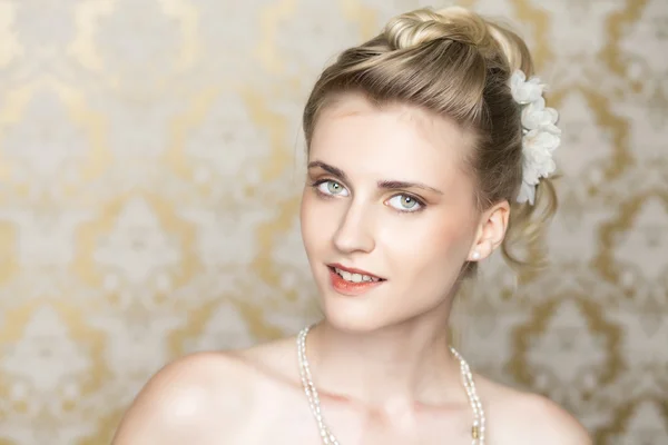 Young bride with beautiful wedding hairstyle — Stock Photo, Image