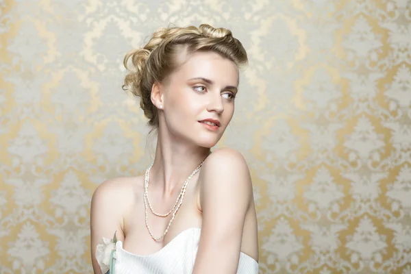 Young bride with beautiful wedding hairstyle — Stock Photo, Image