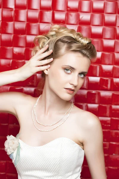 Young bride with beautiful wedding hairstyle — Stock Photo, Image