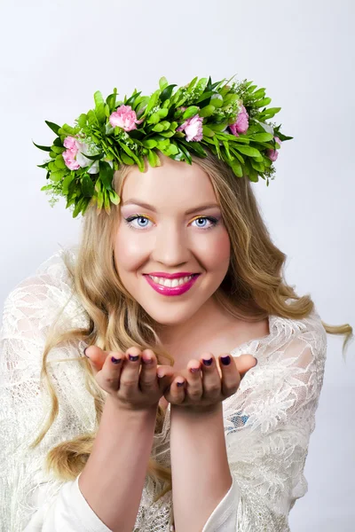 Ritratto di una bella donna bionda sorridente — Foto Stock