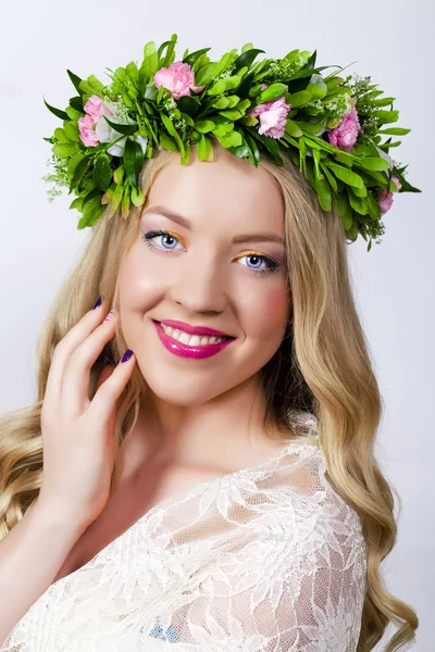 Ritratto di una bella donna bionda sorridente — Foto Stock