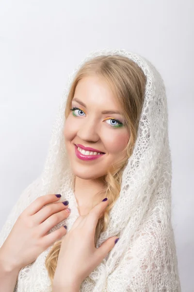 Prachtige blond meisje in een witte sjaal — Stockfoto