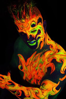 mor ötesi ışıkta parlayan vücut sanatı 