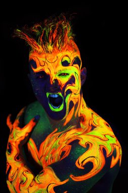 mor ötesi ışıkta parlayan vücut sanatı 