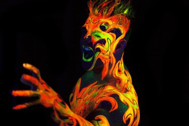 mor ötesi ışıkta parlayan vücut sanatı 