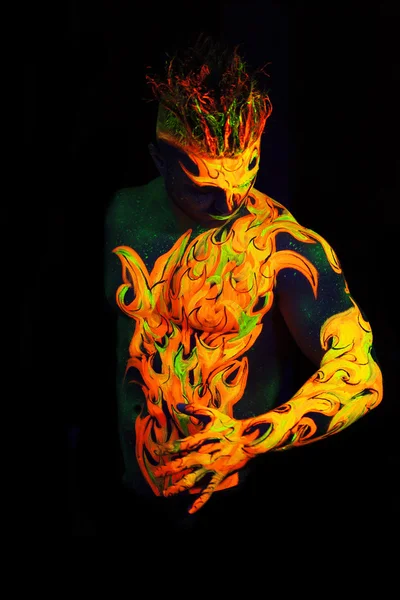 Kroppskunst gløder i ultrafiolett lys – stockfoto