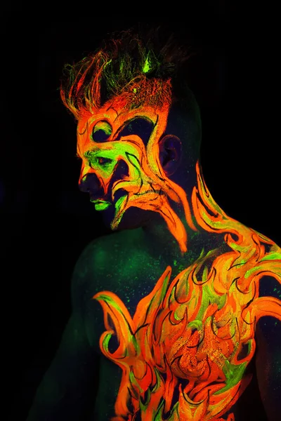 Körperkunst leuchtet in ultraviolettem Licht — Stockfoto