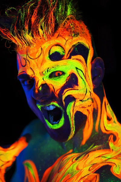 Kroppskonst glödande i ultraviolett ljus — Stockfoto
