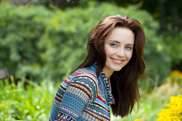 Mooie jonge vrouw in kleurrijke jurk — 스톡 사진