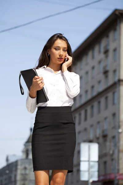 Schöne Geschäftsfrau, die auf dem Handy spricht — Stockfoto