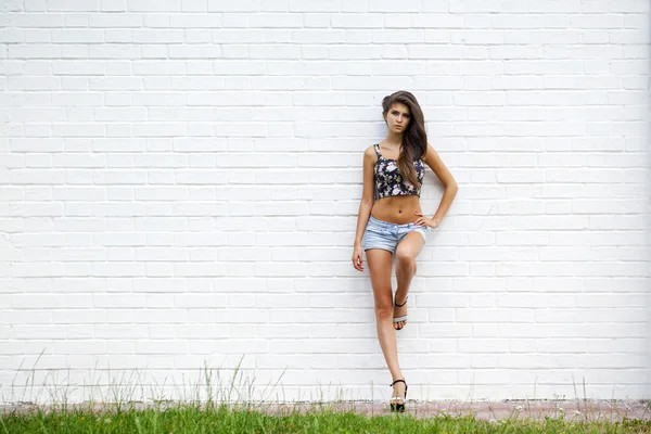 Retrato de uma mulher bonita em calças de ganga azuis Shorts — Fotografia de Stock