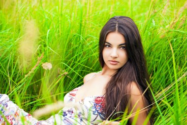 genç kadın dinlenme ve yeşil çimlere uzanmış gün