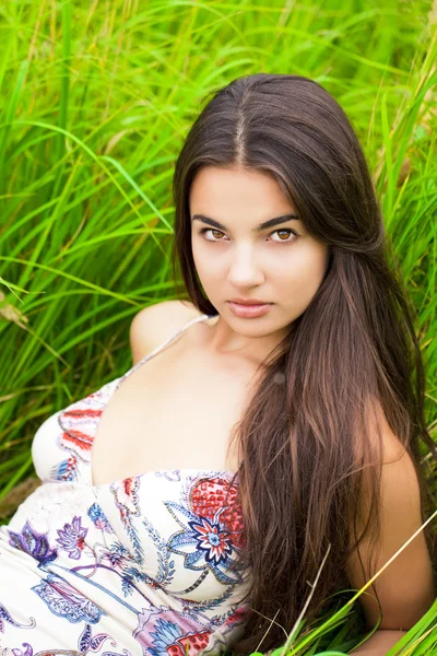 Young woman resting and day lying down on green grass — Stock Photo, Image