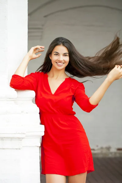 Junge schöne glückliche Frau — Stockfoto