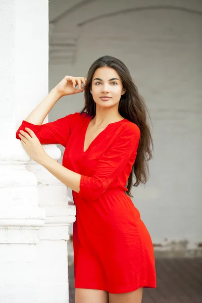 Joven hermosa mujer feliz — Foto de Stock