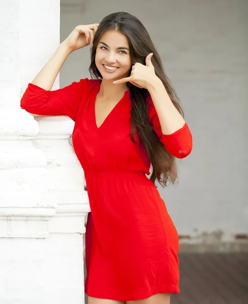 Mulher bonita fazendo um chamado me gesto — Fotografia de Stock