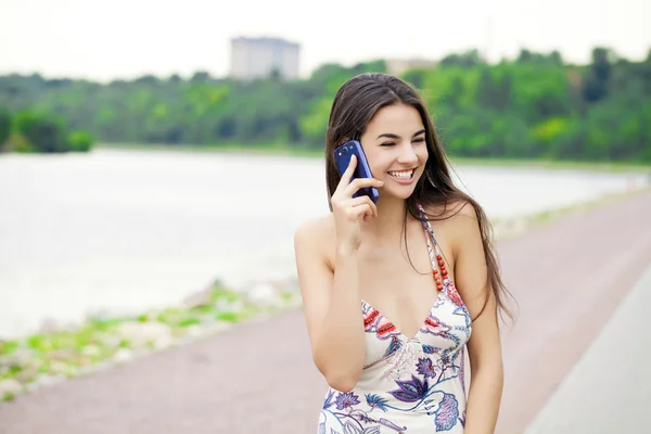 Glückliches schönes Mädchen telefonisch — Stockfoto