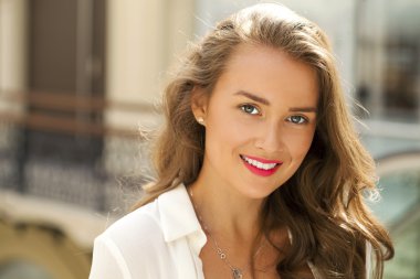 Genç güzel kadın.