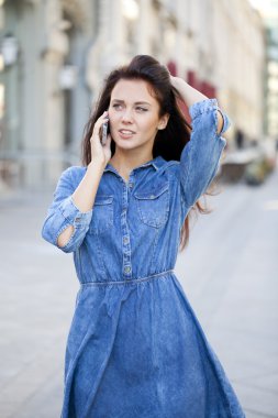 telefon ederken mutlu güzel kız 