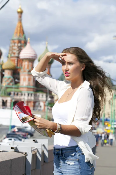 Jovem menina bonita segurando um mapa turístico de Moscou — Fotografia de Stock