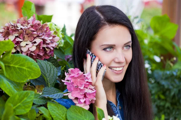 Glad vackra tjej ringer via telefon — Stockfoto