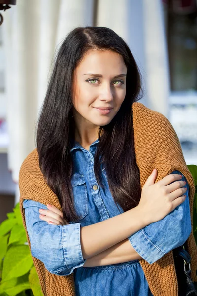 Jonge mooie vrouw — Stockfoto