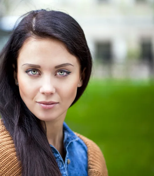 Jonge mooie vrouw — Stockfoto