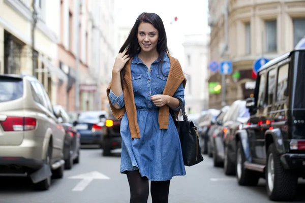 Ung kvinna går på gatan — Stockfoto