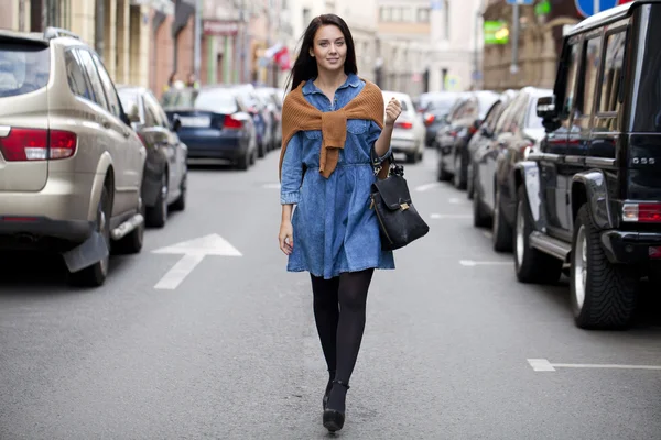 Sokakta yürüyen genç bir kadın 