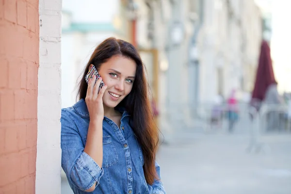 Glad vackra tjej ringer via telefon — Stockfoto