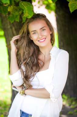 Genç güzel kadın.